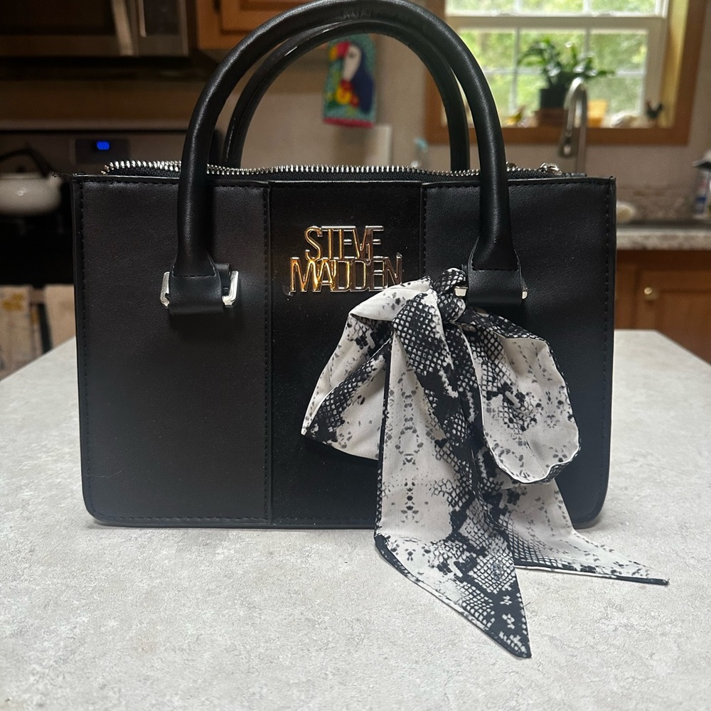 black leather steve madden purse with shoulder strap